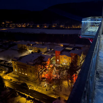 Winterlicher Ausblick vom Personenaufzug auf das Parkhotel Bad Schandau