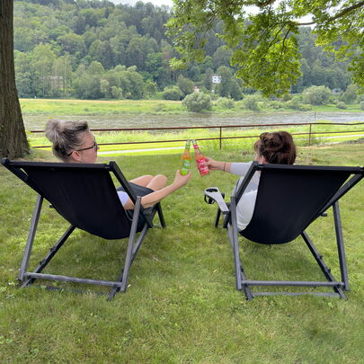 Kleiner Sendig Liegestuehle im Garten vom Parkhotel in Bad Schandau