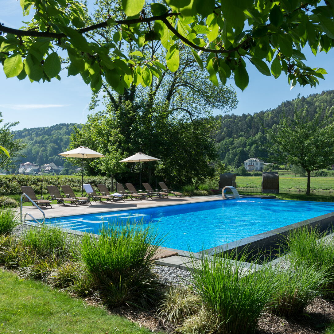Swimmingpool im Garten vom Parkhotel Bad Schandau Hotel