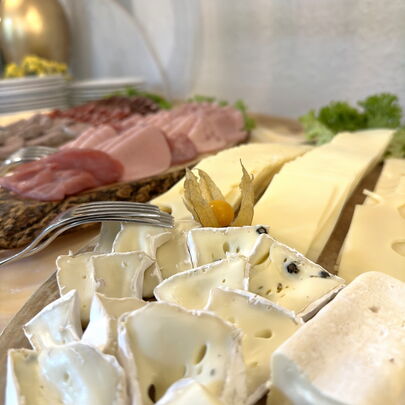 Forsthaus im Kirnitzschtal - Frühstücksbuffet - Käse und Wurstvielfalt