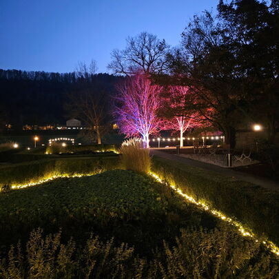Kleiner Sendig mit Beleuchtung im Garten vom Parkhotel in Bad Schandau