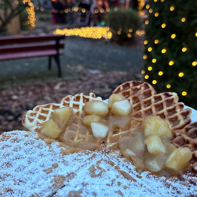 Parkhotel Bad Schandau - Adventsbummel - Waffeln mit Puderzucker und Apfelmus