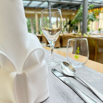 Tisch mit Weihnachtsdeko im Wintergarten vom Parkhotel Bad Schandau
